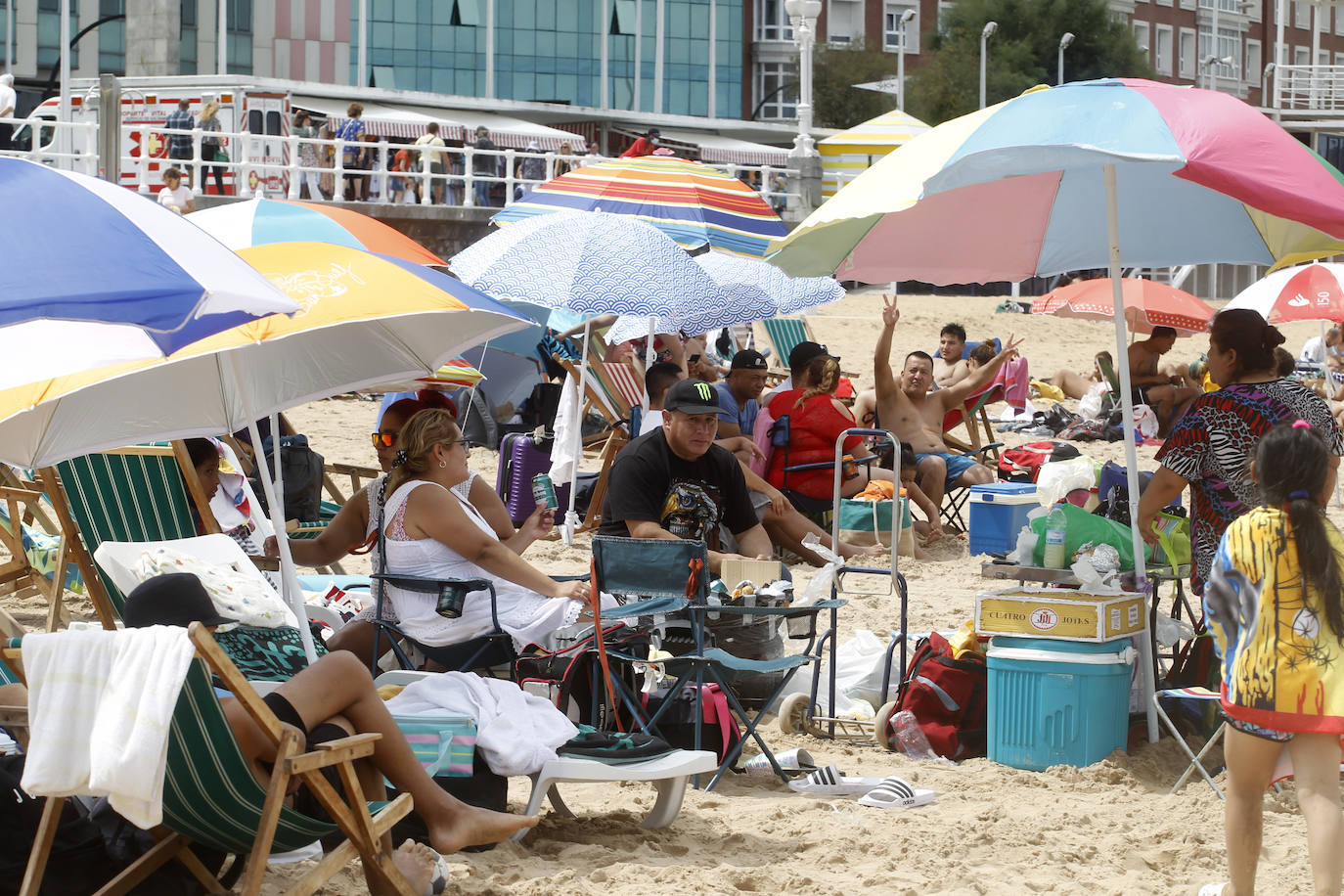 Lleno absoluto en varios puntos de Asturias en un domingo que precede a un lunes festivo. Localidades Llanes o Gijón lucen repletas de turistas. Precisamente la villa de Jovellanos vive una jornada repleta de eventos. La Feria de Muestras, los festejos taurinos o el partido del Sporting son algunas de las actividades de las que disfrutar en el municipio 