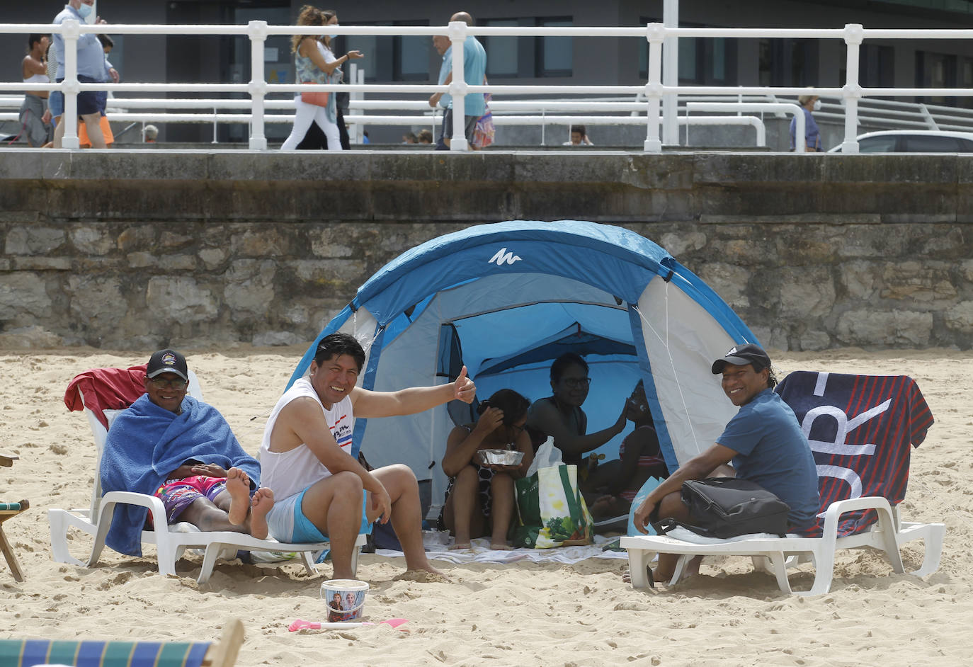 Lleno absoluto en varios puntos de Asturias en un domingo que precede a un lunes festivo. Localidades Llanes o Gijón lucen repletas de turistas. Precisamente la villa de Jovellanos vive una jornada repleta de eventos. La Feria de Muestras, los festejos taurinos o el partido del Sporting son algunas de las actividades de las que disfrutar en el municipio 