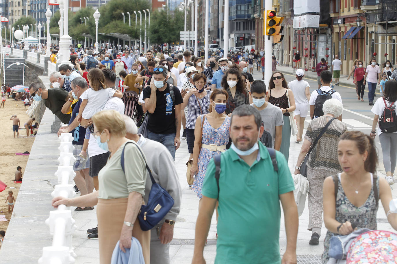 Lleno absoluto en varios puntos de Asturias en un domingo que precede a un lunes festivo. Localidades Llanes o Gijón lucen repletas de turistas. Precisamente la villa de Jovellanos vive una jornada repleta de eventos. La Feria de Muestras, los festejos taurinos o el partido del Sporting son algunas de las actividades de las que disfrutar en el municipio 