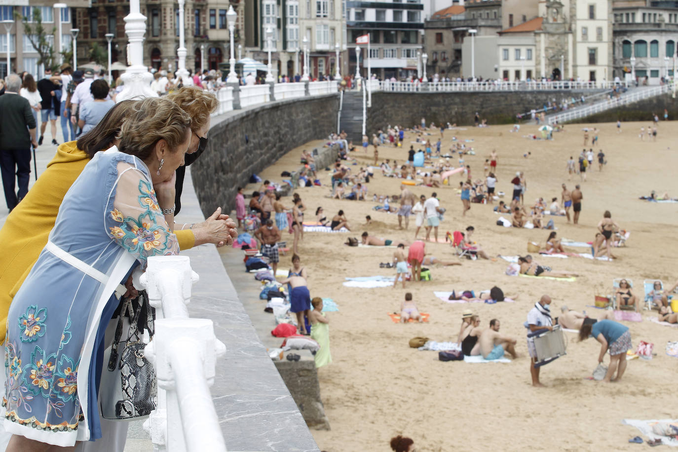 Lleno absoluto en varios puntos de Asturias en un domingo que precede a un lunes festivo. Localidades Llanes o Gijón lucen repletas de turistas. Precisamente la villa de Jovellanos vive una jornada repleta de eventos. La Feria de Muestras, los festejos taurinos o el partido del Sporting son algunas de las actividades de las que disfrutar en el municipio 