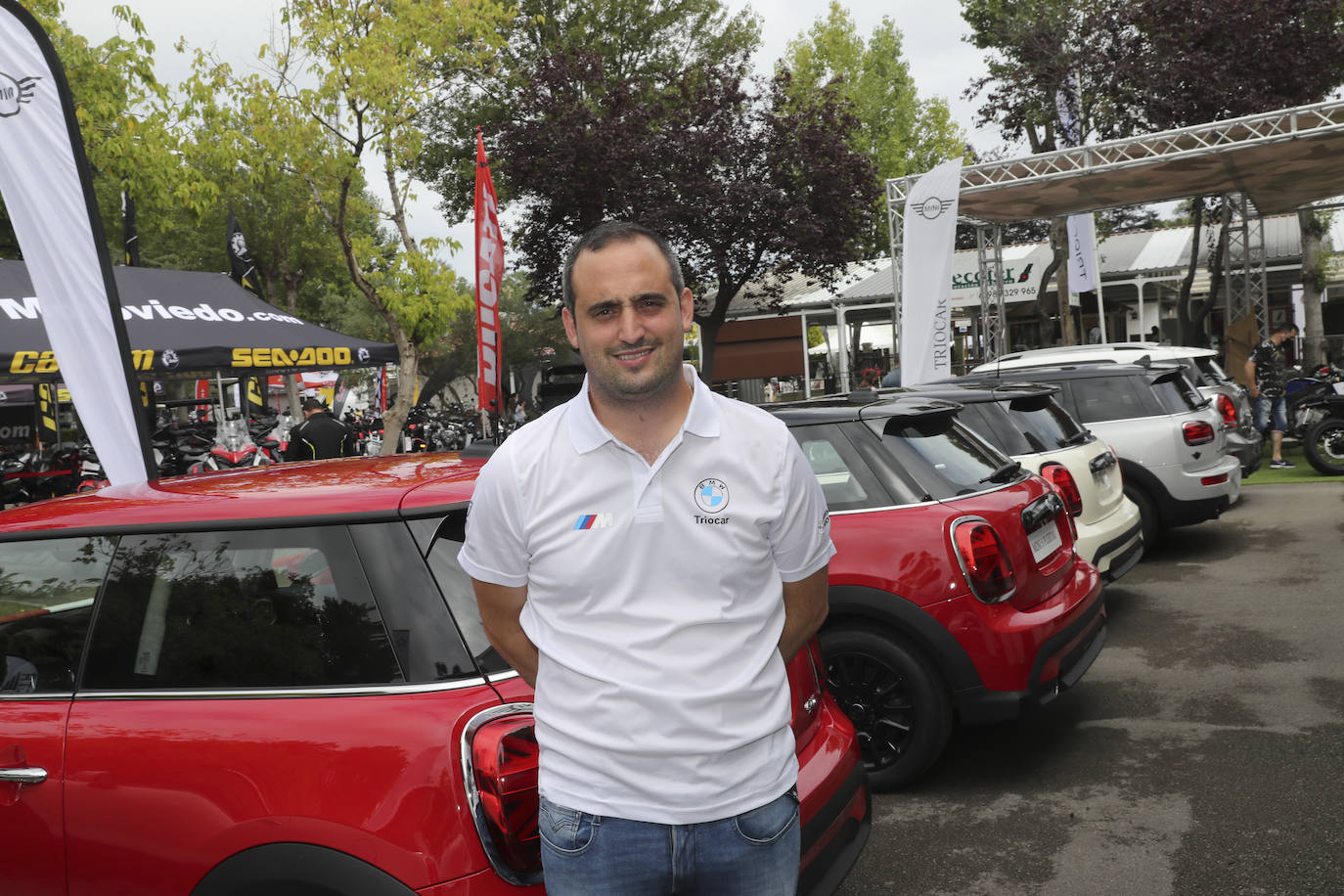 La Feria de Muestras continua siendo uno de los atractivos de Gijón a pesar de las muchas actividades que ofrece hoy la ciudad. Centenares de visitantes pasean por el recinto ferial, que ofrece divertimento para todos los miembros de la familia. 