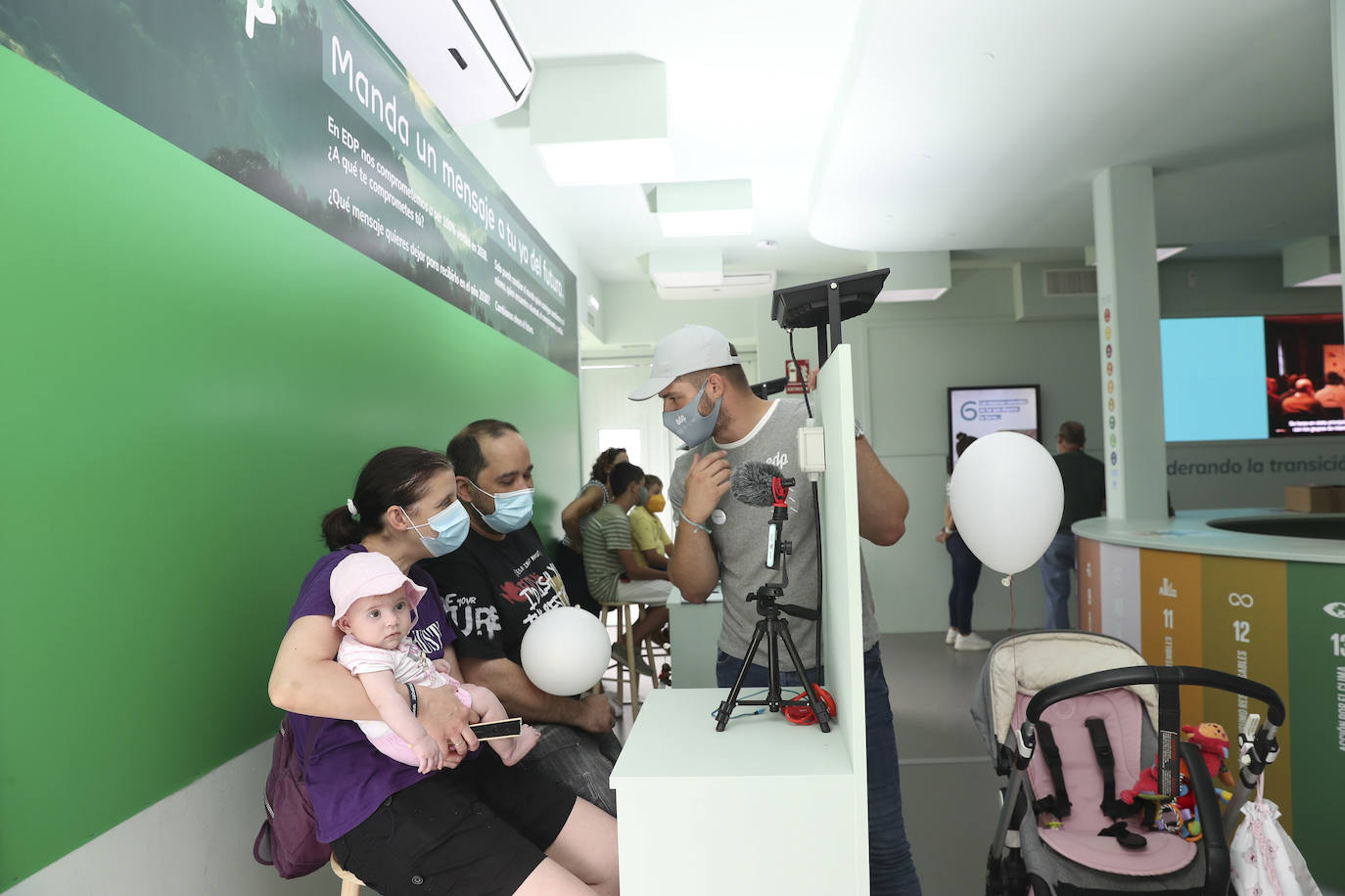 La Feria de Muestras continua siendo uno de los atractivos de Gijón a pesar de las muchas actividades que ofrece hoy la ciudad. Centenares de visitantes pasean por el recinto ferial, que ofrece divertimento para todos los miembros de la familia. 