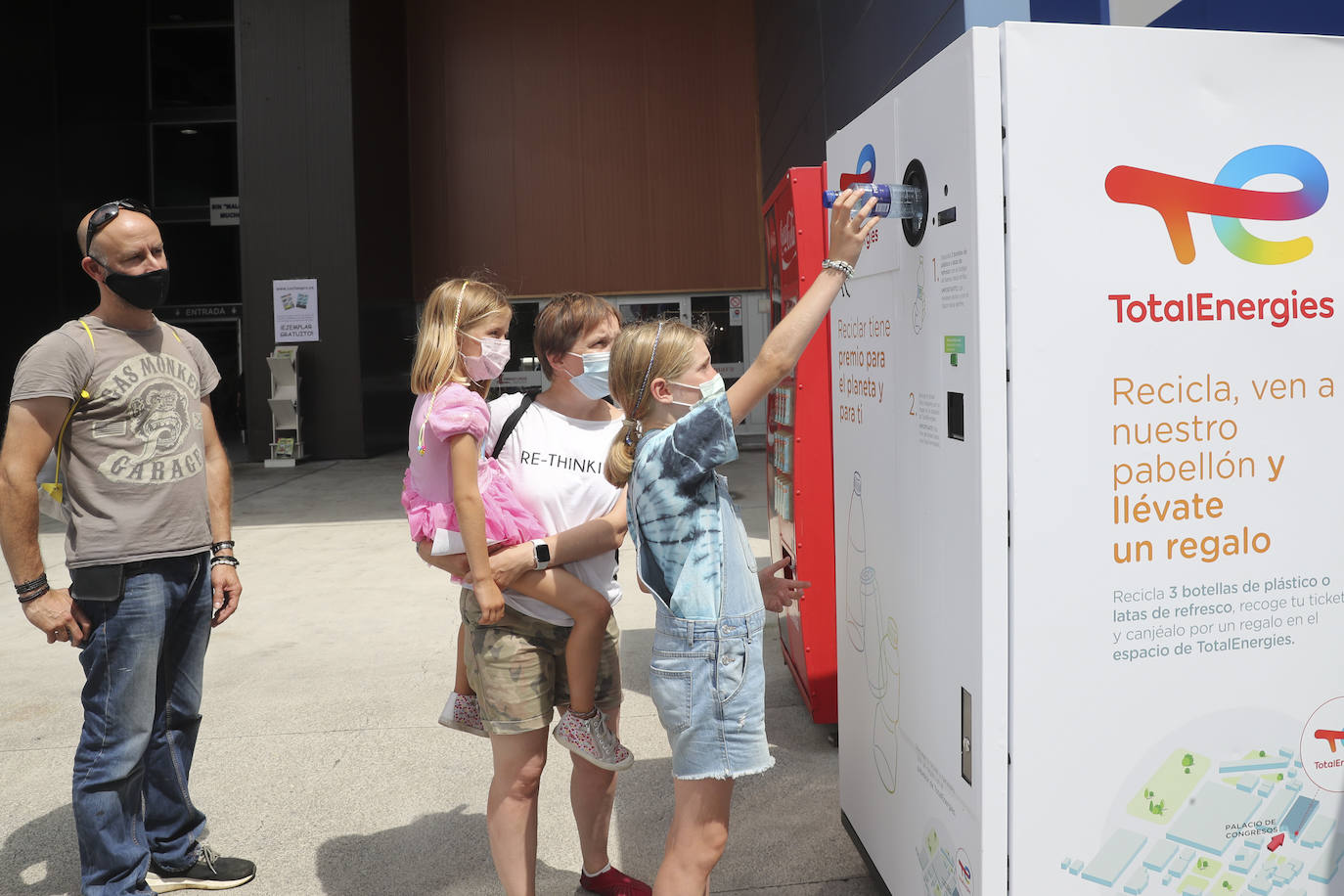 La Feria de Muestras continua siendo uno de los atractivos de Gijón a pesar de las muchas actividades que ofrece hoy la ciudad. Centenares de visitantes pasean por el recinto ferial, que ofrece divertimento para todos los miembros de la familia. 