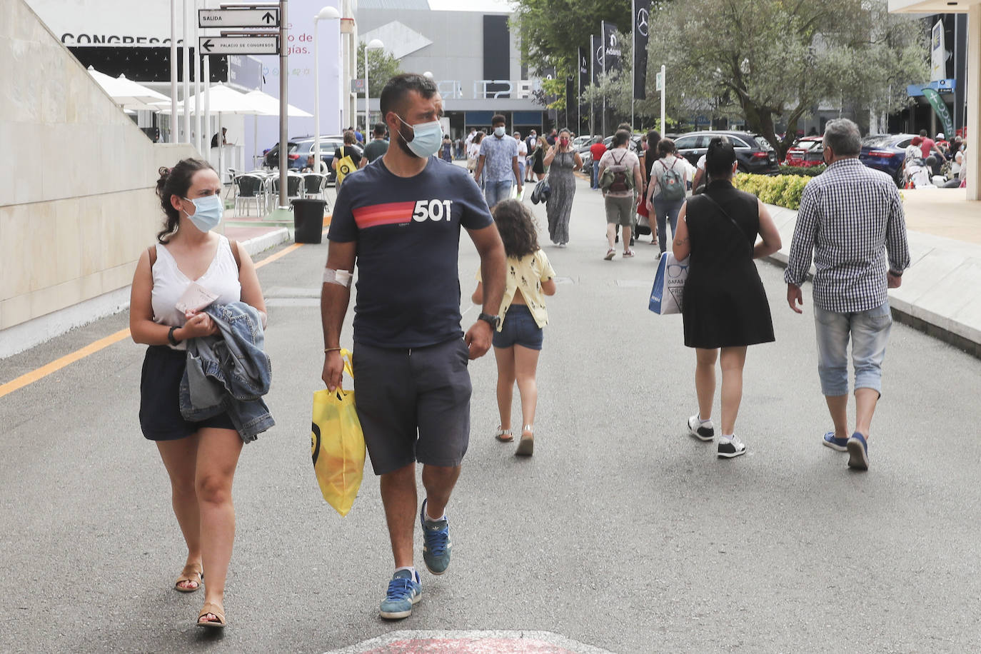 La Feria de Muestras continua siendo uno de los atractivos de Gijón a pesar de las muchas actividades que ofrece hoy la ciudad. Centenares de visitantes pasean por el recinto ferial, que ofrece divertimento para todos los miembros de la familia. 