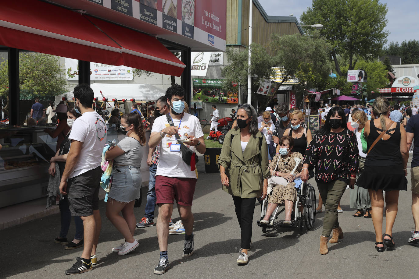 La Feria de Muestras continua siendo uno de los atractivos de Gijón a pesar de las muchas actividades que ofrece hoy la ciudad. Centenares de visitantes pasean por el recinto ferial, que ofrece divertimento para todos los miembros de la familia. 