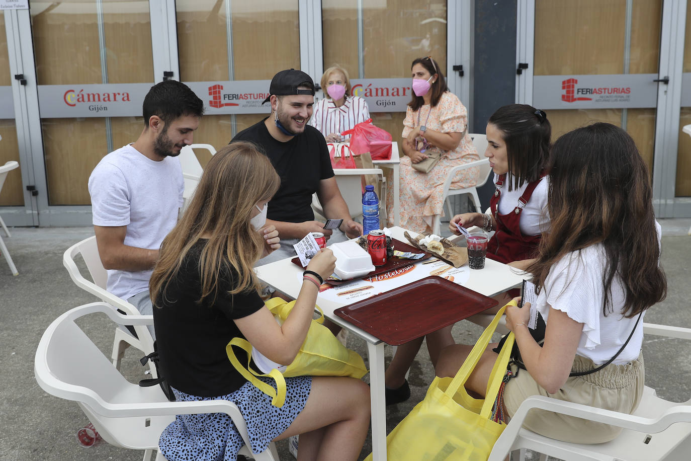 La Feria de Muestras continua siendo uno de los atractivos de Gijón a pesar de las muchas actividades que ofrece hoy la ciudad. Centenares de visitantes pasean por el recinto ferial, que ofrece divertimento para todos los miembros de la familia. 