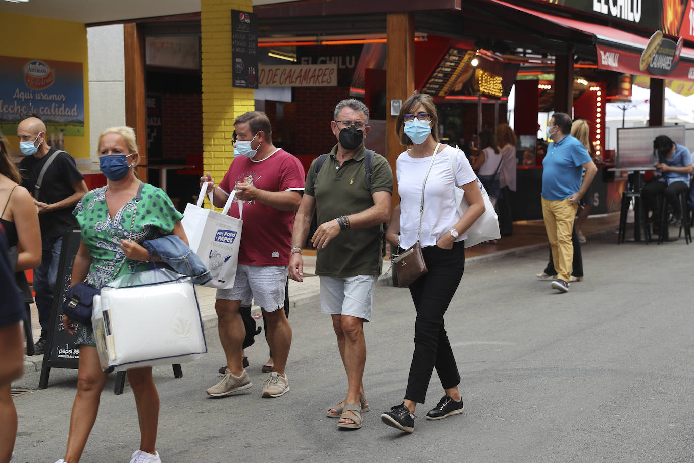 La Feria de Muestras continua siendo uno de los atractivos de Gijón a pesar de las muchas actividades que ofrece hoy la ciudad. Centenares de visitantes pasean por el recinto ferial, que ofrece divertimento para todos los miembros de la familia. 