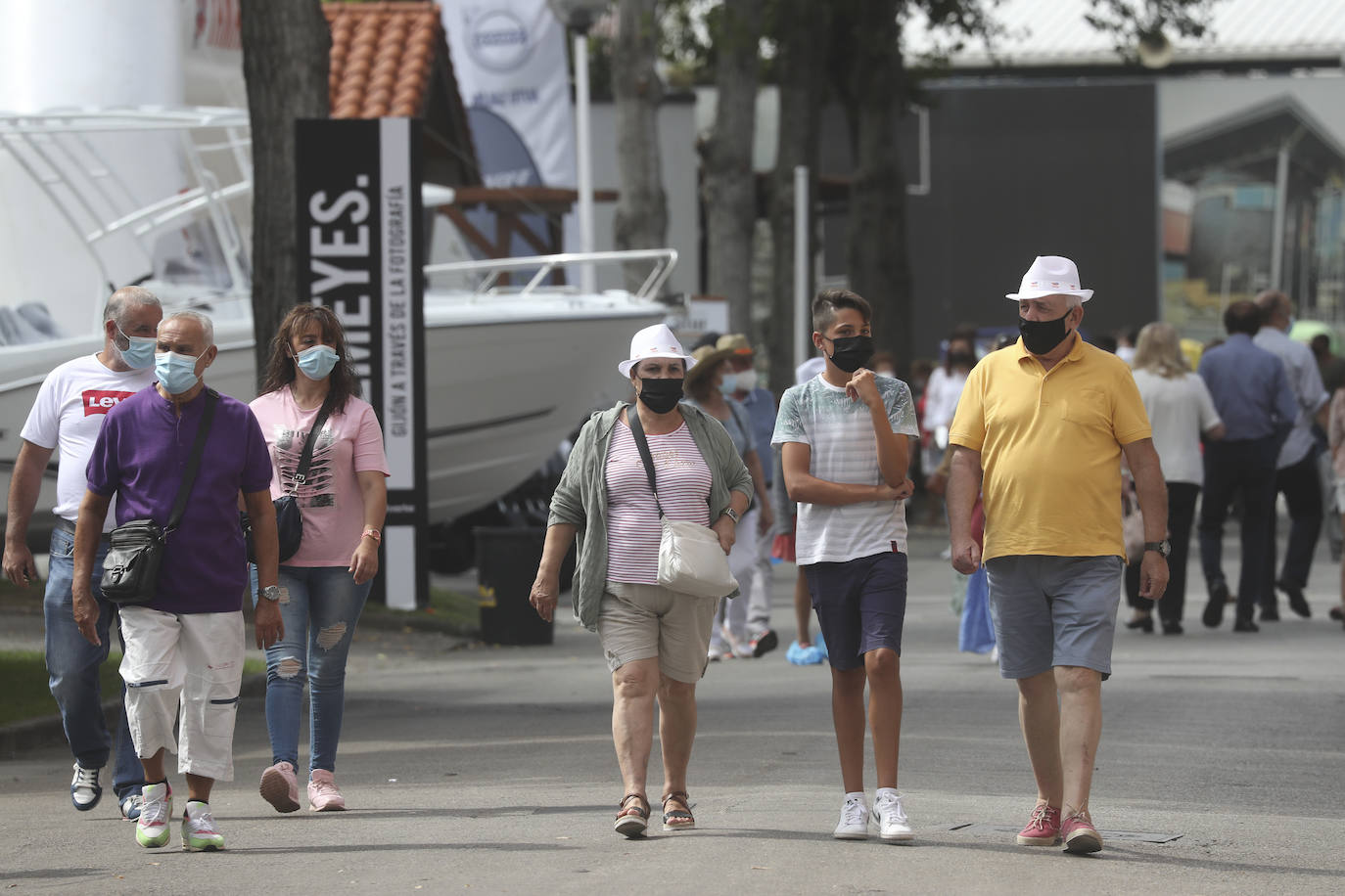 La Feria de Muestras continua siendo uno de los atractivos de Gijón a pesar de las muchas actividades que ofrece hoy la ciudad. Centenares de visitantes pasean por el recinto ferial, que ofrece divertimento para todos los miembros de la familia. 
