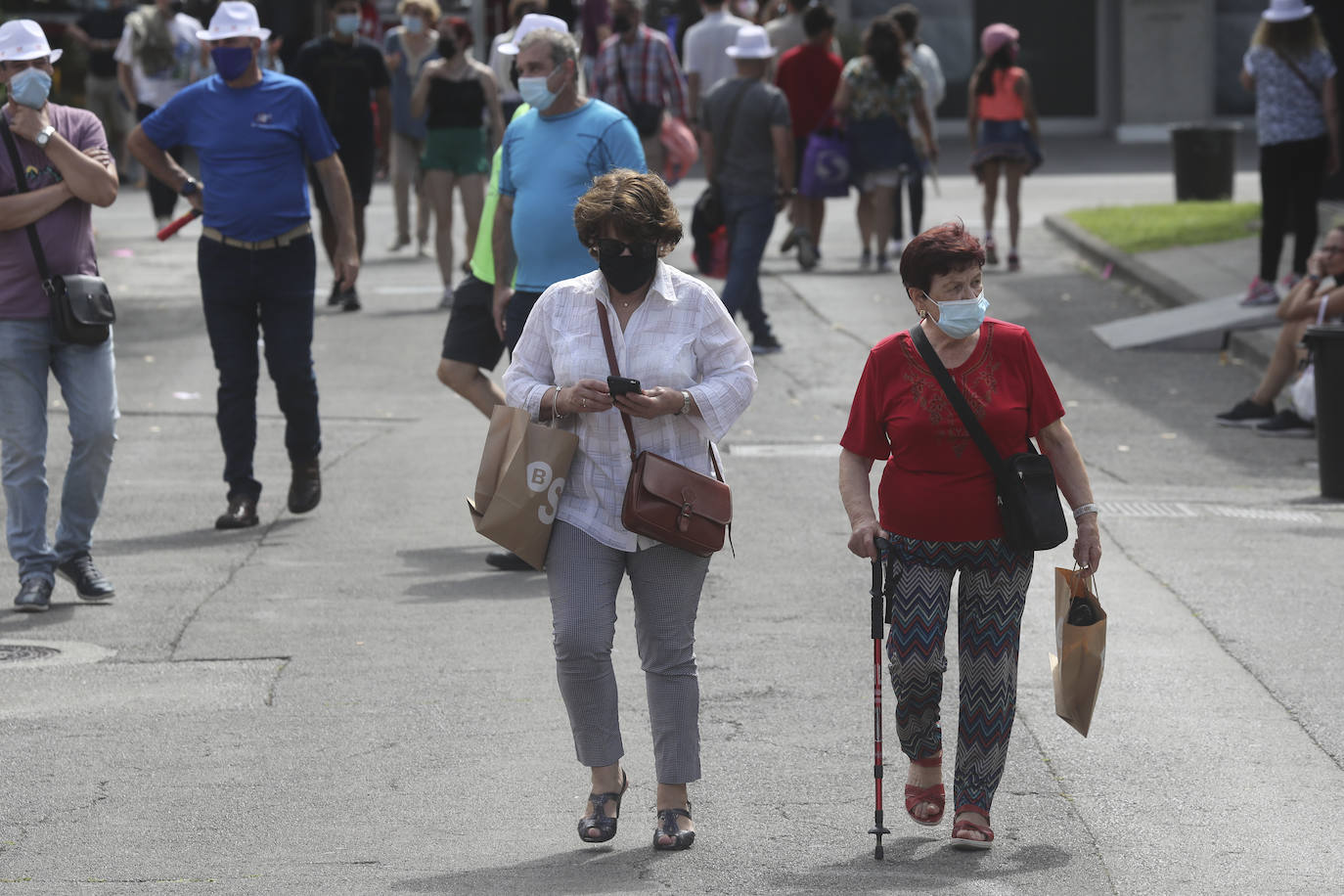 La Feria de Muestras continua siendo uno de los atractivos de Gijón a pesar de las muchas actividades que ofrece hoy la ciudad. Centenares de visitantes pasean por el recinto ferial, que ofrece divertimento para todos los miembros de la familia. 