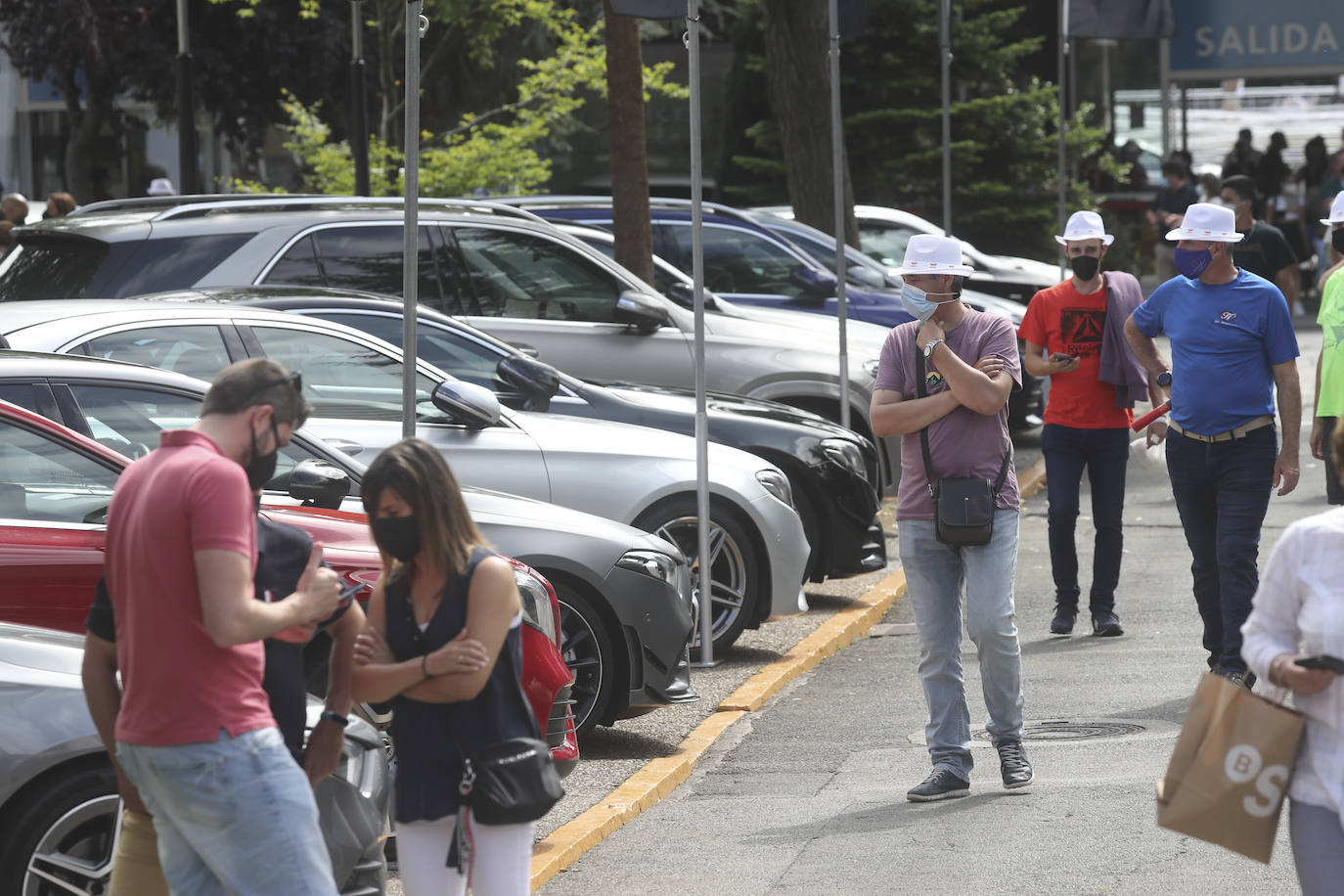La Feria de Muestras continua siendo uno de los atractivos de Gijón a pesar de las muchas actividades que ofrece hoy la ciudad. Centenares de visitantes pasean por el recinto ferial, que ofrece divertimento para todos los miembros de la familia. 