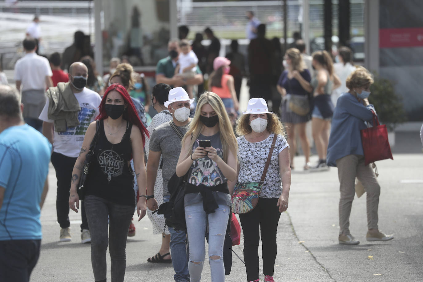 La Feria de Muestras continua siendo uno de los atractivos de Gijón a pesar de las muchas actividades que ofrece hoy la ciudad. Centenares de visitantes pasean por el recinto ferial, que ofrece divertimento para todos los miembros de la familia. 