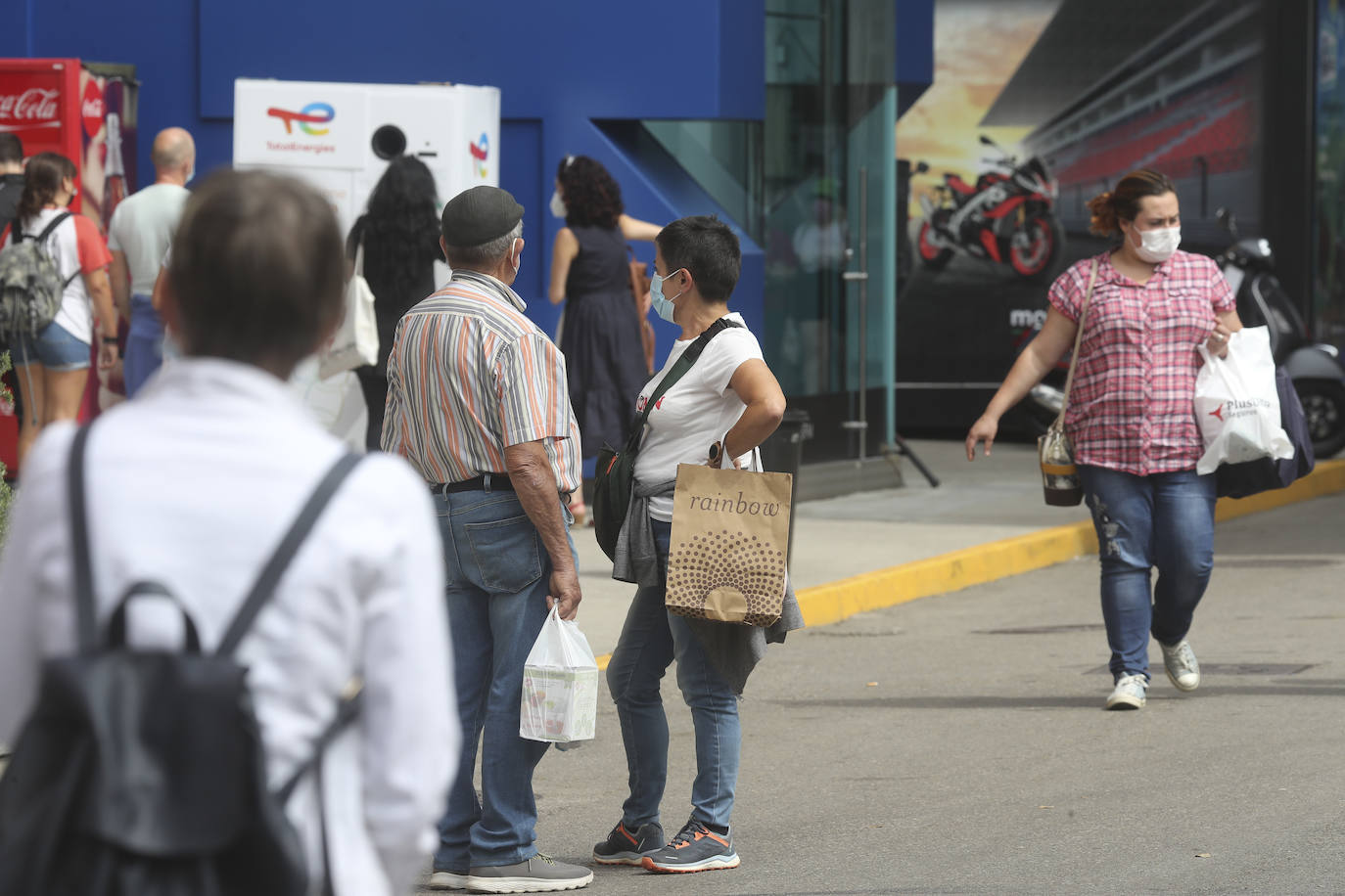 La Feria de Muestras continua siendo uno de los atractivos de Gijón a pesar de las muchas actividades que ofrece hoy la ciudad. Centenares de visitantes pasean por el recinto ferial, que ofrece divertimento para todos los miembros de la familia. 