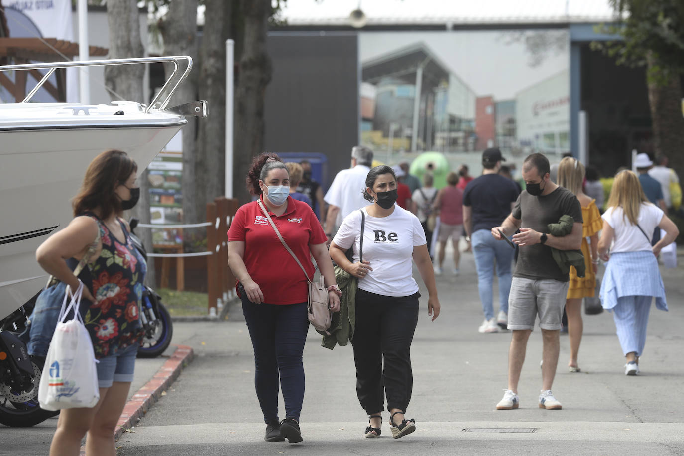 La Feria de Muestras continua siendo uno de los atractivos de Gijón a pesar de las muchas actividades que ofrece hoy la ciudad. Centenares de visitantes pasean por el recinto ferial, que ofrece divertimento para todos los miembros de la familia. 