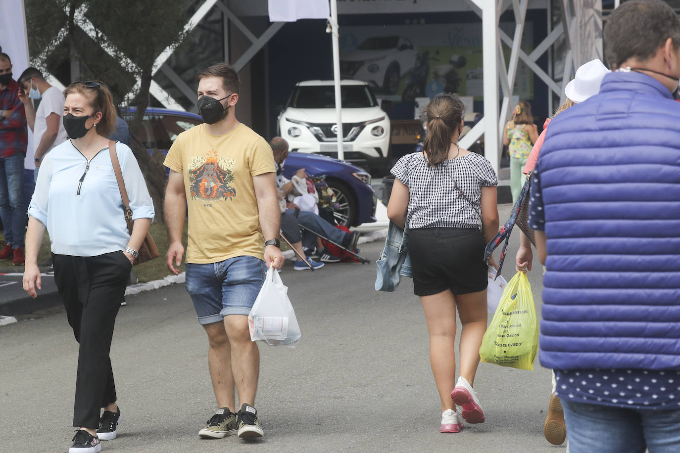La Feria de Muestras continua siendo uno de los atractivos de Gijón a pesar de las muchas actividades que ofrece hoy la ciudad. Centenares de visitantes pasean por el recinto ferial, que ofrece divertimento para todos los miembros de la familia. 