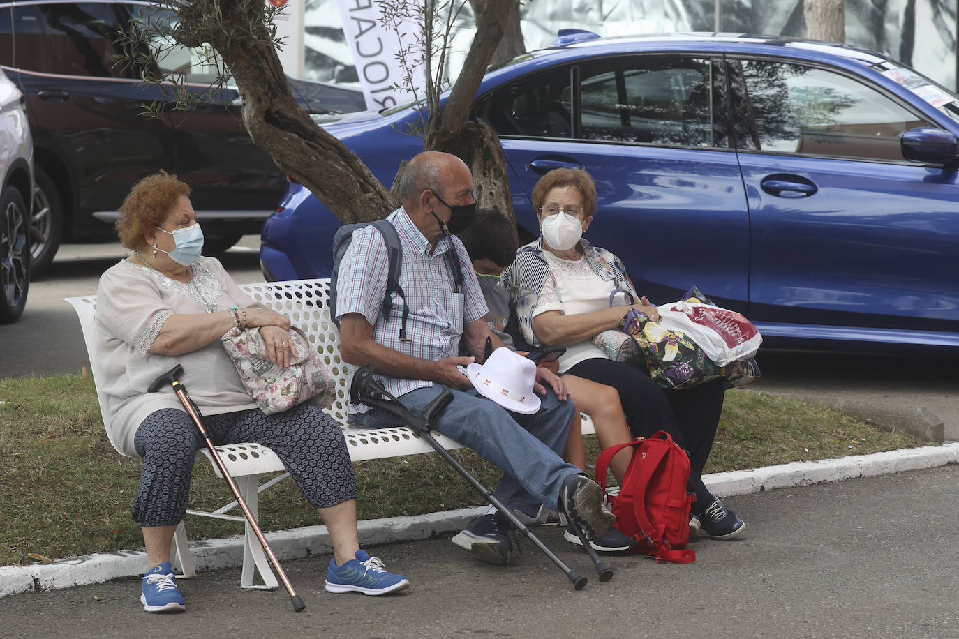 La Feria de Muestras continua siendo uno de los atractivos de Gijón a pesar de las muchas actividades que ofrece hoy la ciudad. Centenares de visitantes pasean por el recinto ferial, que ofrece divertimento para todos los miembros de la familia. 