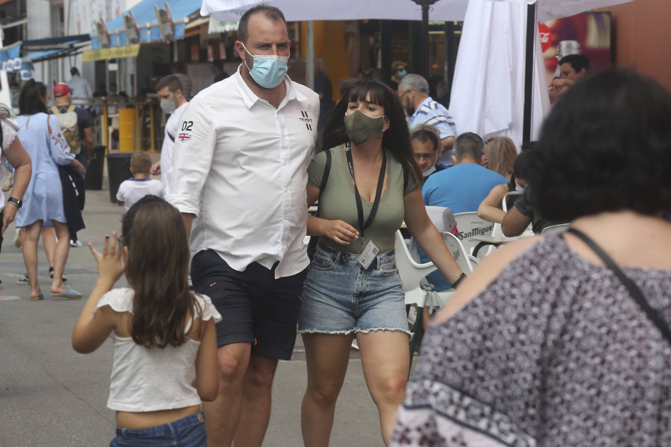 La Feria de Muestras continua siendo uno de los atractivos de Gijón a pesar de las muchas actividades que ofrece hoy la ciudad. Centenares de visitantes pasean por el recinto ferial, que ofrece divertimento para todos los miembros de la familia. 