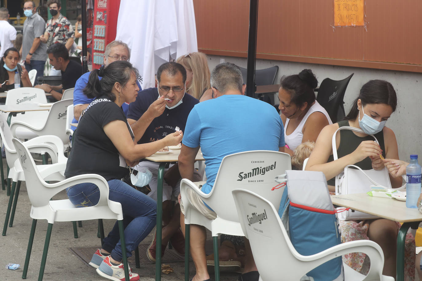 La Feria de Muestras continua siendo uno de los atractivos de Gijón a pesar de las muchas actividades que ofrece hoy la ciudad. Centenares de visitantes pasean por el recinto ferial, que ofrece divertimento para todos los miembros de la familia. 