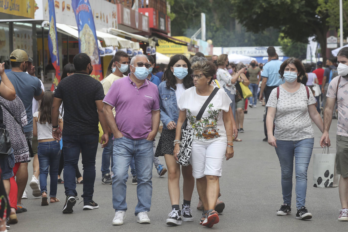 La Feria de Muestras continua siendo uno de los atractivos de Gijón a pesar de las muchas actividades que ofrece hoy la ciudad. Centenares de visitantes pasean por el recinto ferial, que ofrece divertimento para todos los miembros de la familia. 