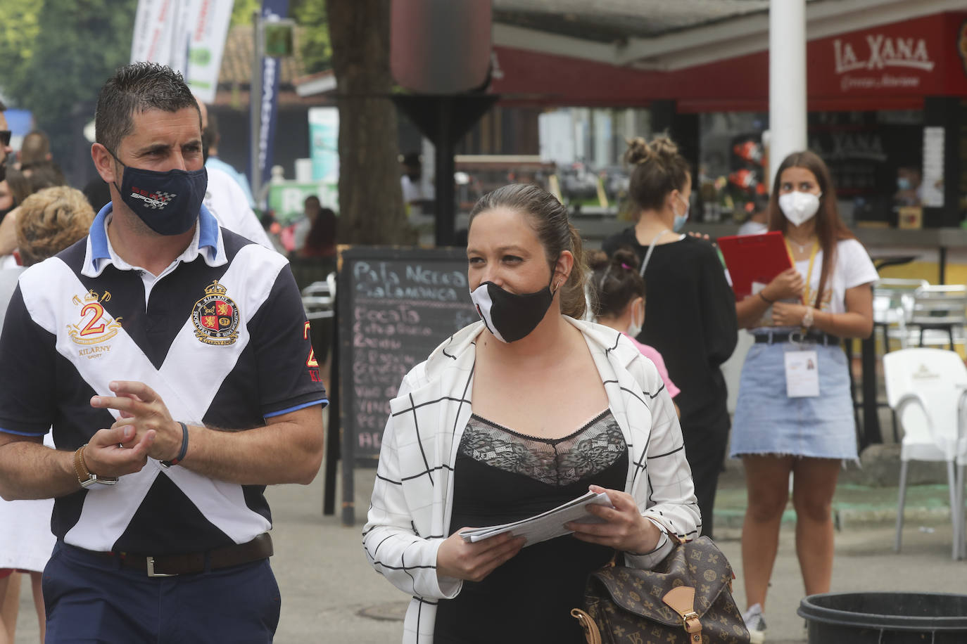La Feria de Muestras continua siendo uno de los atractivos de Gijón a pesar de las muchas actividades que ofrece hoy la ciudad. Centenares de visitantes pasean por el recinto ferial, que ofrece divertimento para todos los miembros de la familia. 