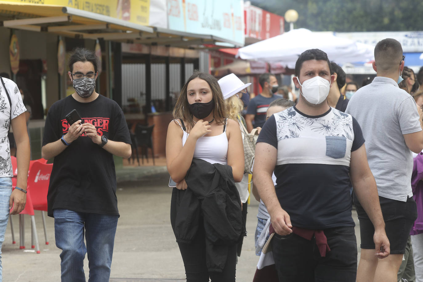 La Feria de Muestras continua siendo uno de los atractivos de Gijón a pesar de las muchas actividades que ofrece hoy la ciudad. Centenares de visitantes pasean por el recinto ferial, que ofrece divertimento para todos los miembros de la familia. 