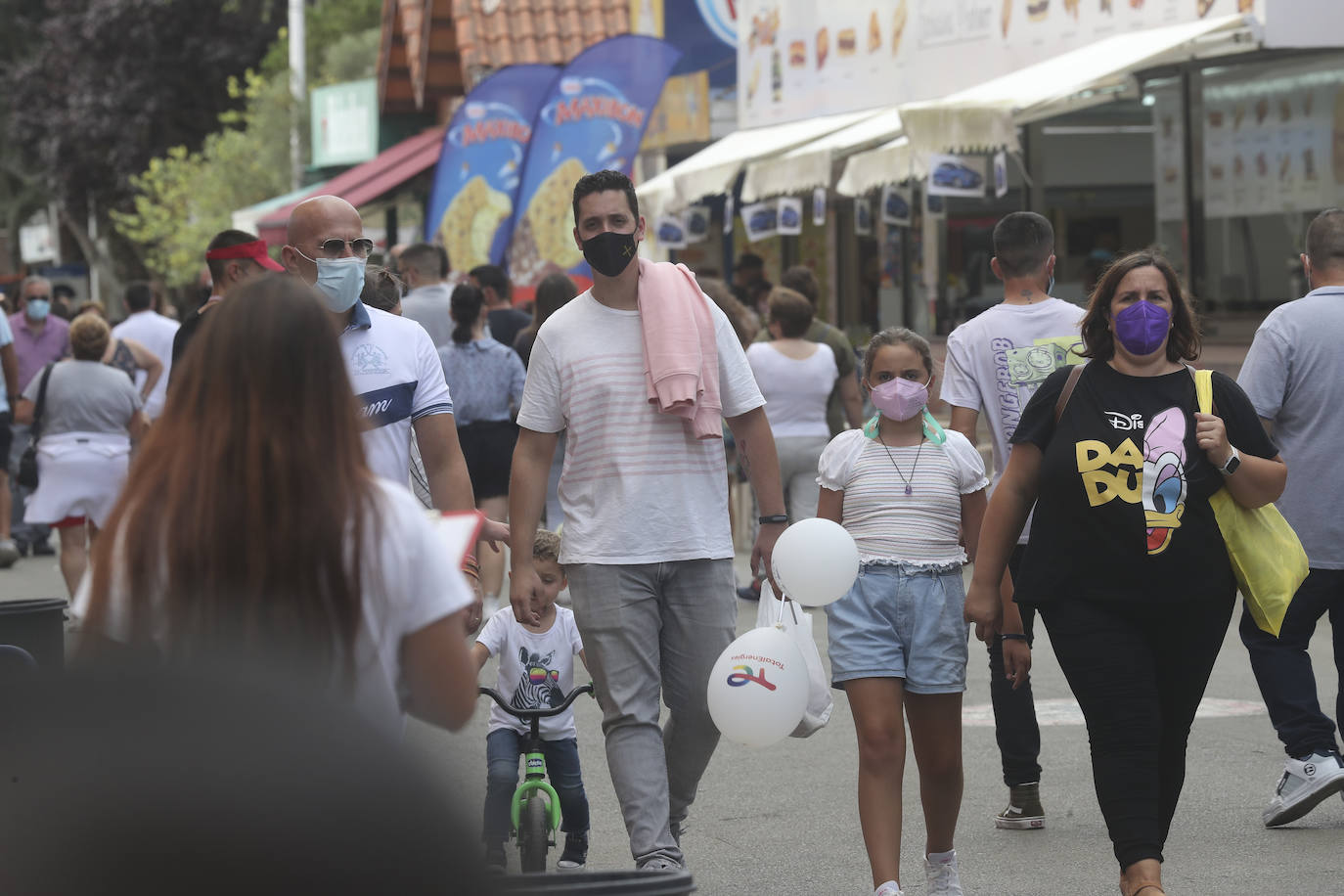 La Feria de Muestras continua siendo uno de los atractivos de Gijón a pesar de las muchas actividades que ofrece hoy la ciudad. Centenares de visitantes pasean por el recinto ferial, que ofrece divertimento para todos los miembros de la familia. 