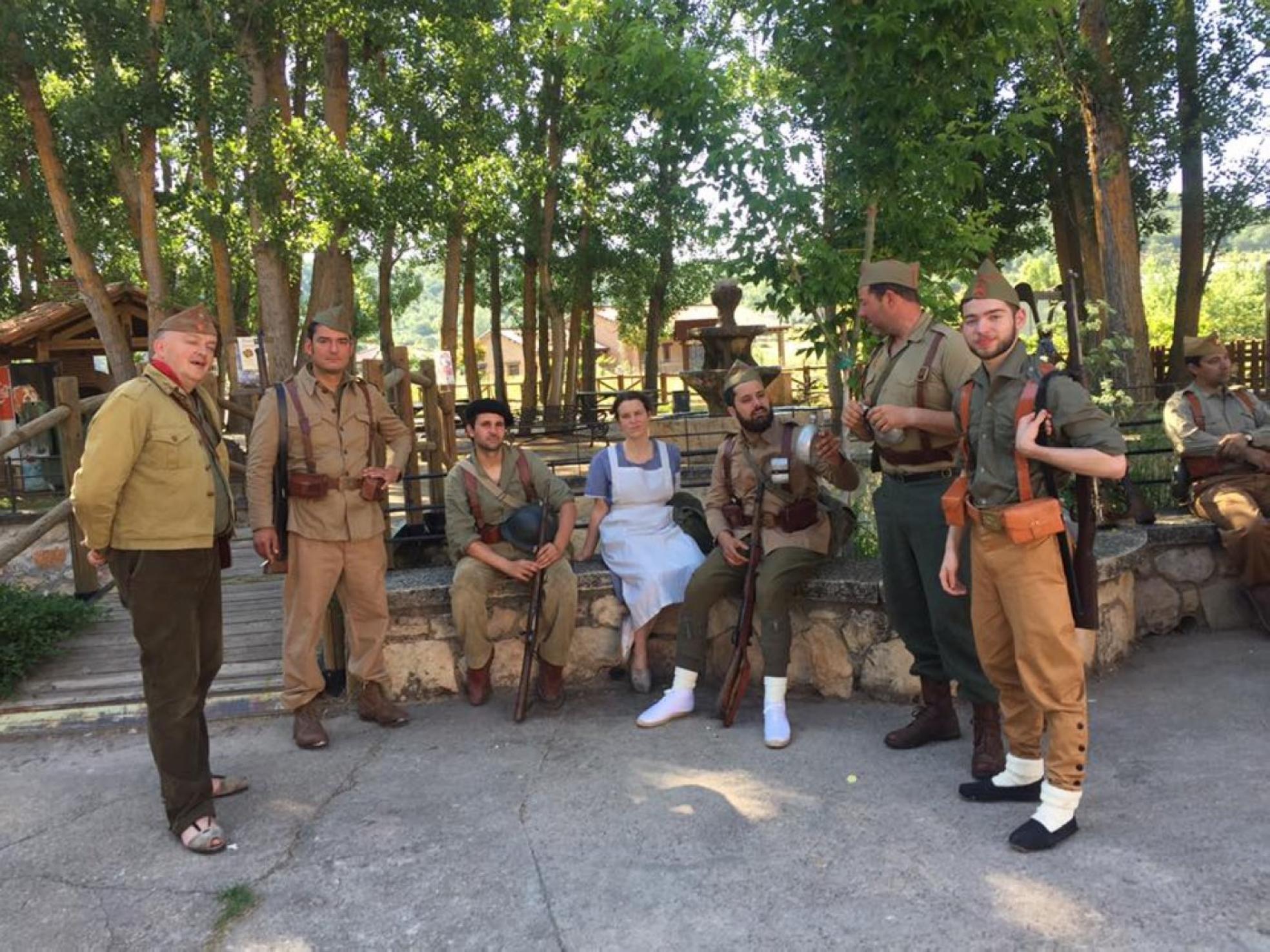 Miembros de la asociación ataviados como brigadistas internacionales. 