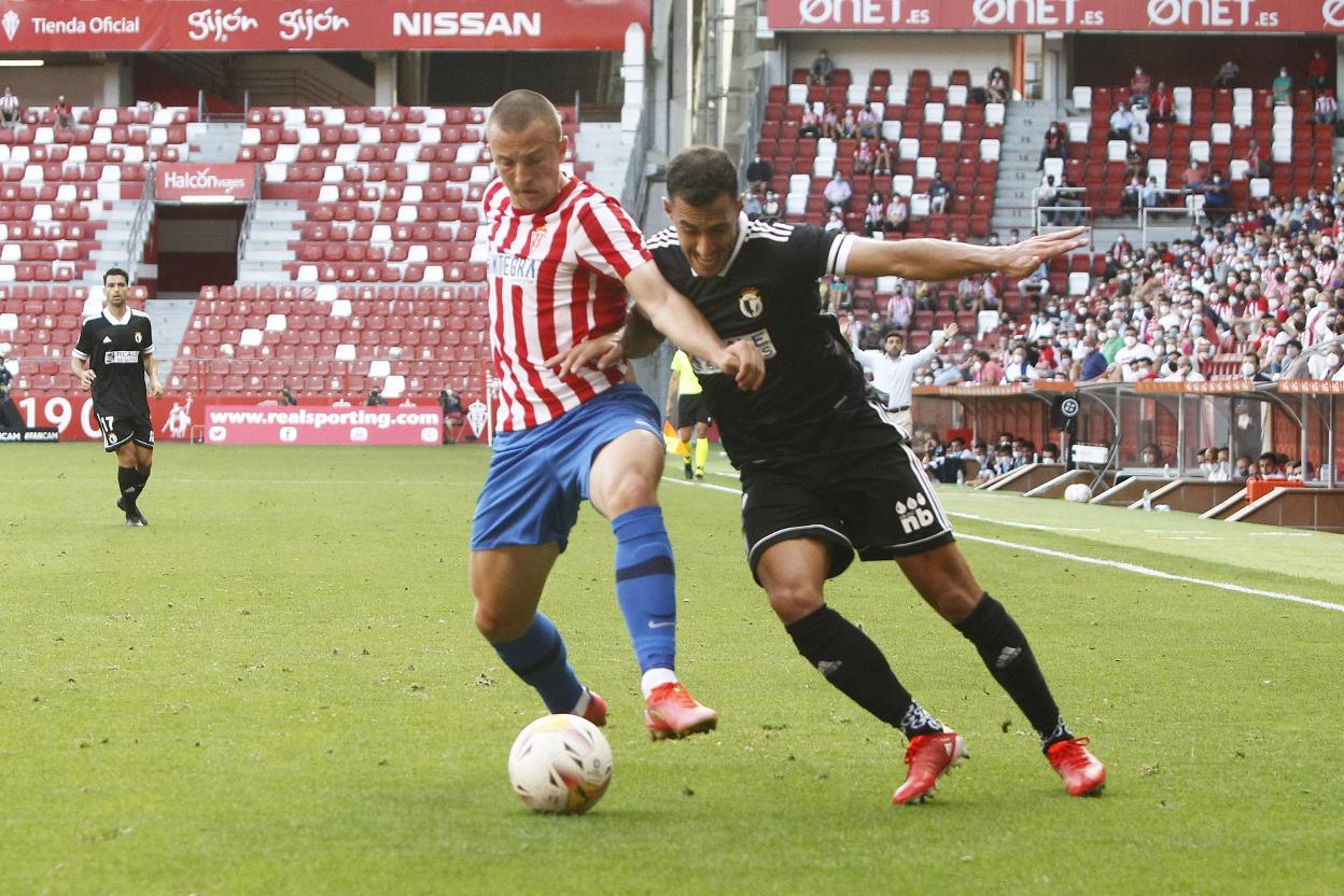 Kravets, uno de los destacados, frena a un futbolista rival. 