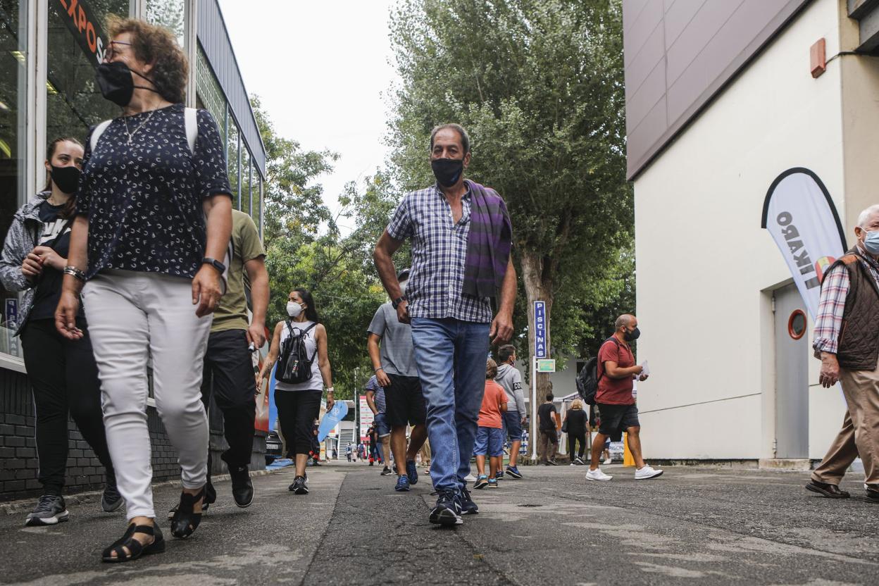 Cielo completamente gris sobre  el recinto, con las calles aún humedecidas por el rocío  nocturno casi al mediodía.