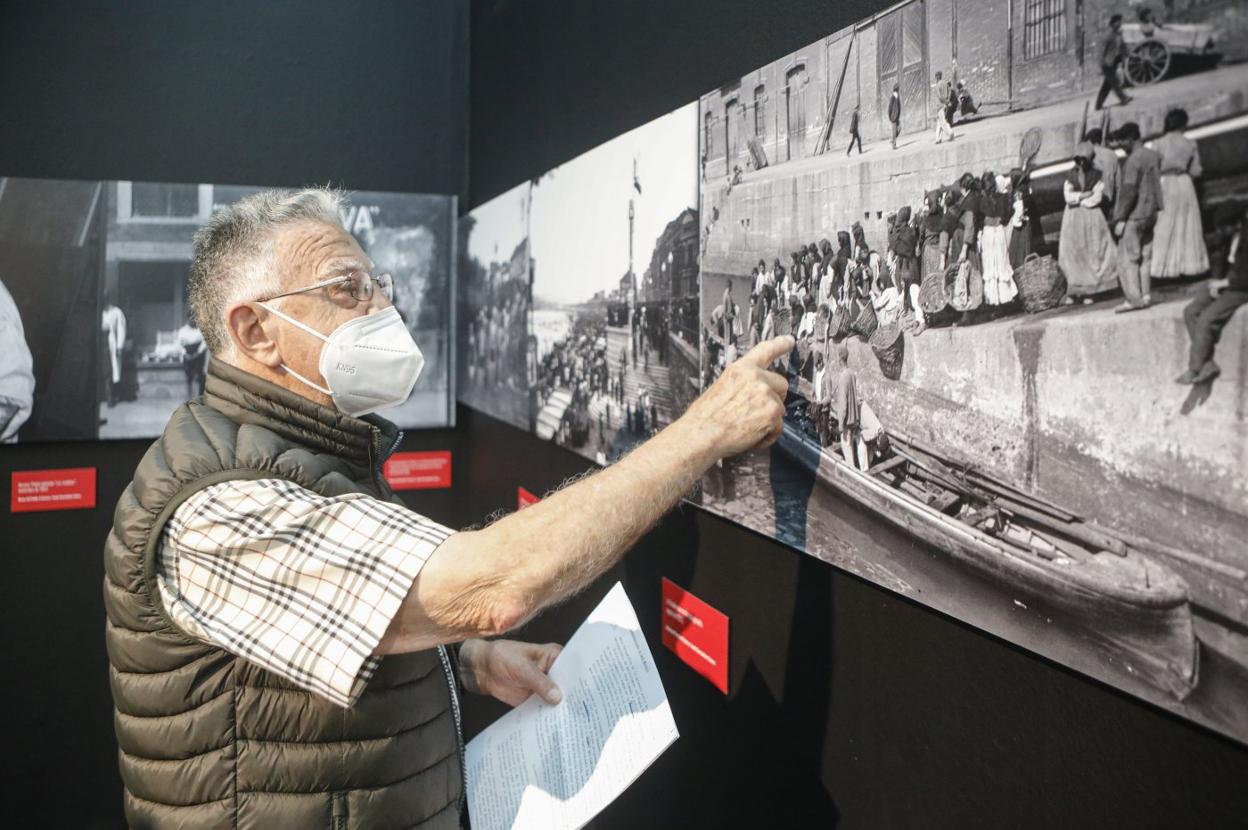 Viaje al pasado.Janel Cuesta explica una fotografía de la Rula.