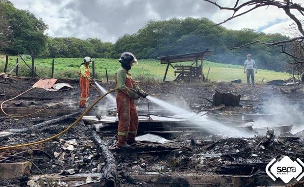 Los bomberos, durante las tareas de extinción 