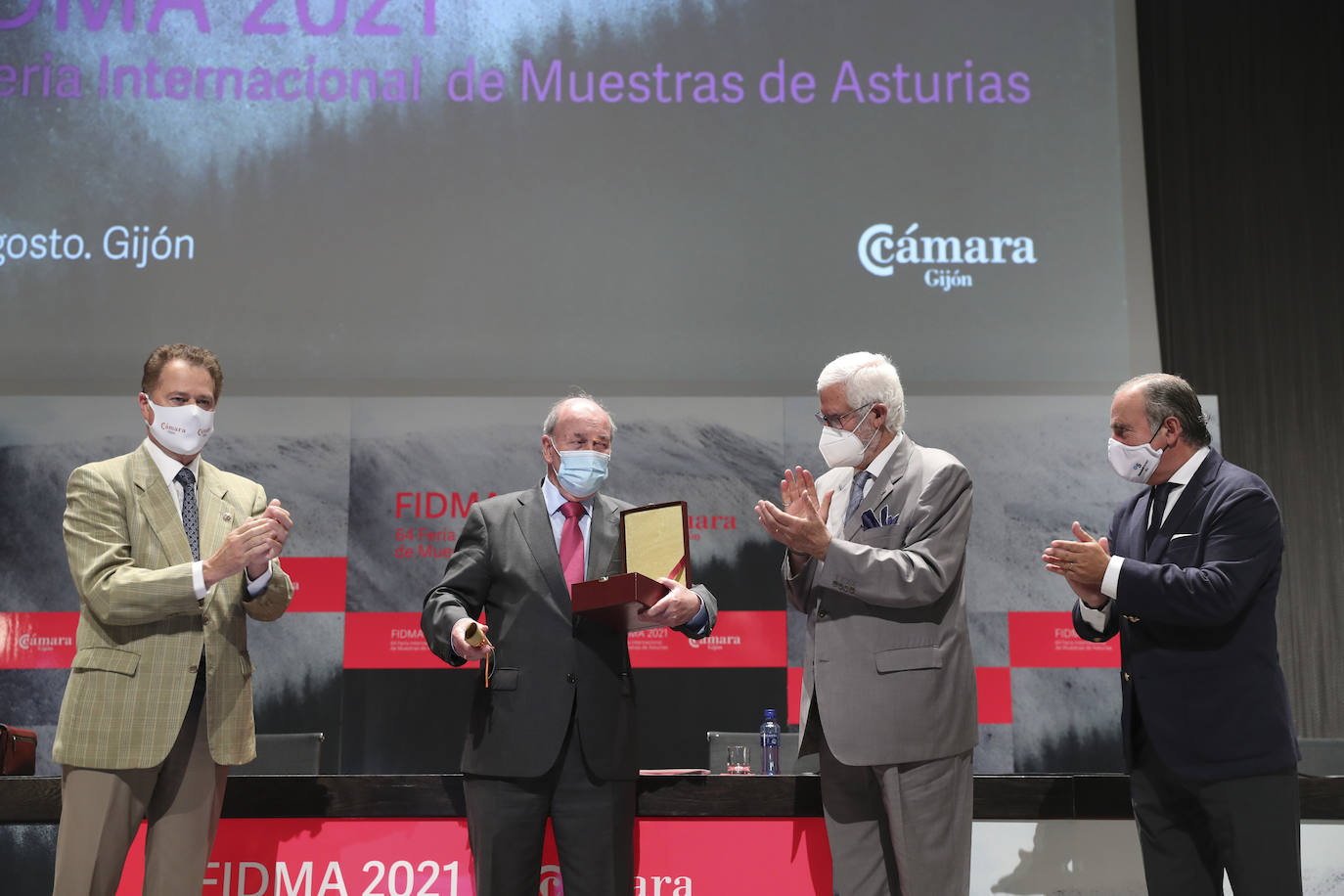 El galardón reconoce la iniciativa empresarial del asturiano y su labor de potenciación de la ingeniería técnica en la región, tal y como ha señalado Luis Rubio, presidente del Ateneo. Al acto también asistieron la alcaldesa de Gijón y el rector de la Universidad de Oviedo.