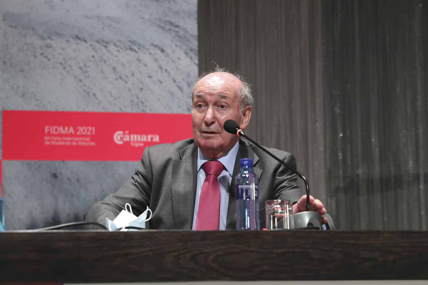 El galardón reconoce la iniciativa empresarial del asturiano y su labor de potenciación de la ingeniería técnica en la región, tal y como ha señalado Luis Rubio, presidente del Ateneo. Al acto también asistieron la alcaldesa de Gijón y el rector de la Universidad de Oviedo.