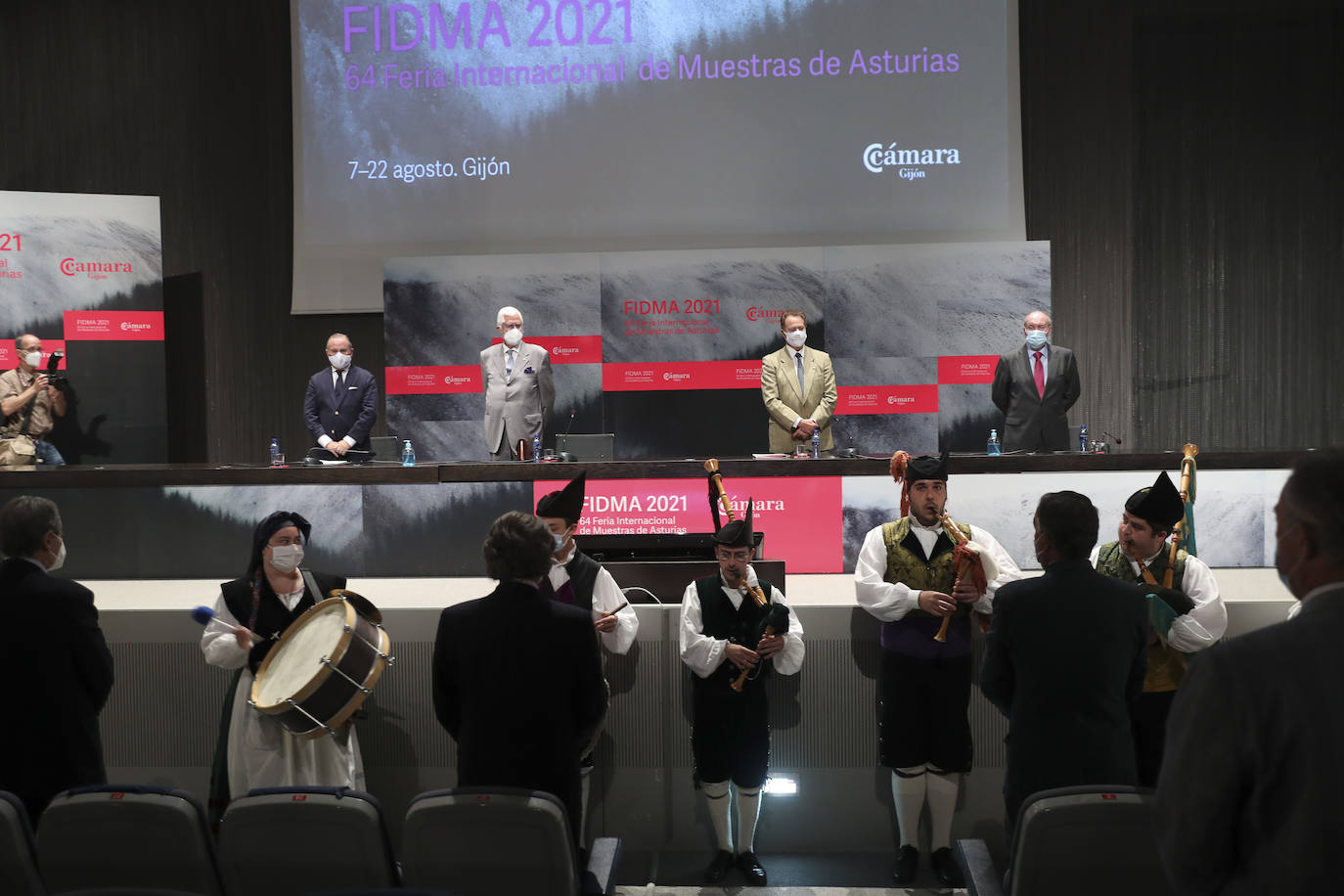 El galardón reconoce la iniciativa empresarial del asturiano y su labor de potenciación de la ingeniería técnica en la región, tal y como ha señalado Luis Rubio, presidente del Ateneo. Al acto también asistieron la alcaldesa de Gijón y el rector de la Universidad de Oviedo.