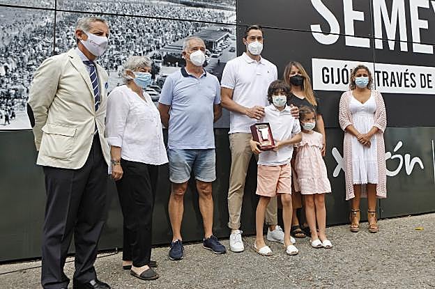 Pedro Ferrer, la alcadesa Ana González y la directora general de Deportes, Beatriz Álvarez Mesa (a la derecha), acompañan a Raúl Entrerríos, que acudió al homenaje con su padre, José Manuel, su esposa y sus hijos, que sujetan la placa que le fue entregada. 