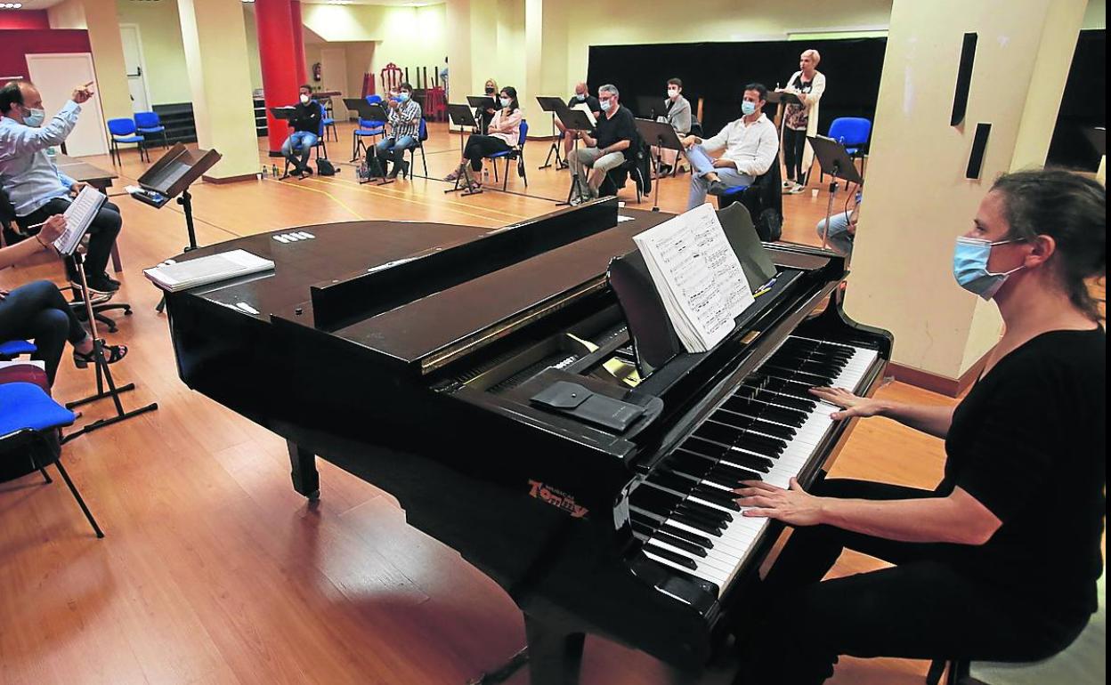 Los dos repartos asistieron al primer ensayo con Gianluca Marcianò. 