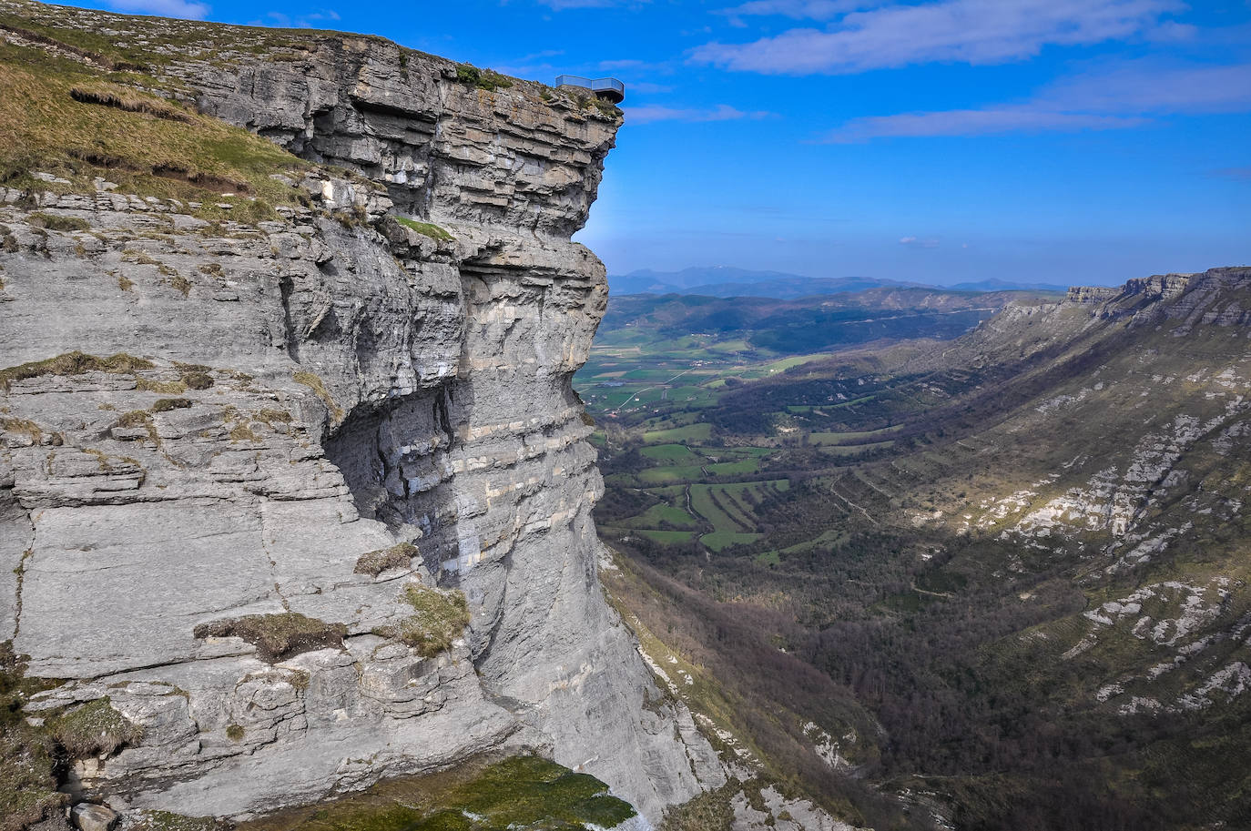 Montañas grandiosas, cuevas imponentes y bosques infinitos son algunos de los paisajes que, de norte a sur, nos ofrece la península. Espacios naturales muy diversos de una belleza inusitada. En esta primera imagen, el Salto del Nervión, Álava. 