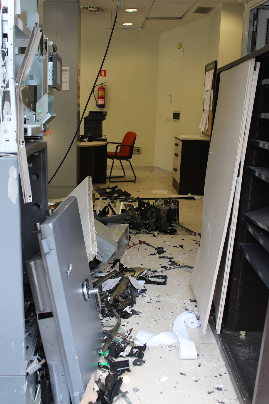 Una sucursal bancaria de Villamayor, en Piloña, ha amanecido este miércoles completamente destrozada. Una explosión cerca de las cuatro de la mañana está detrás de los daños perpetrados durante un robo en el que los ladrones apenas se llevaron unos pocos pocos euros. El modus operandi coincide con otro incidente similar registrado en un banco de Colunga semanas atrás. La Guardia Civil ya investiga los hechos.