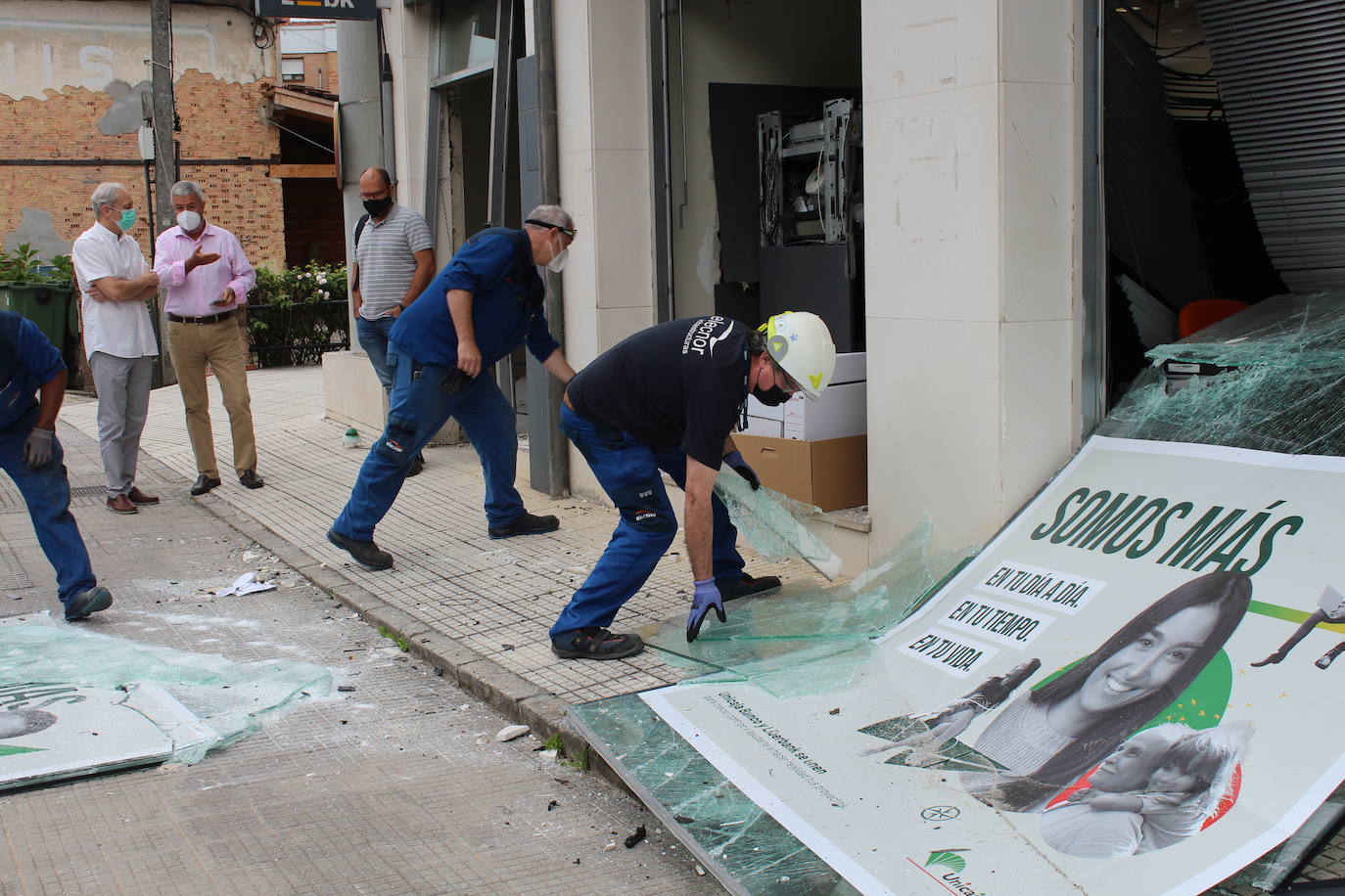 Una sucursal bancaria de Villamayor, en Piloña, ha amanecido este miércoles completamente destrozada. Una explosión cerca de las cuatro de la mañana está detrás de los daños perpetrados durante un robo en el que los ladrones apenas se llevaron unos pocos pocos euros. El modus operandi coincide con otro incidente similar registrado en un banco de Colunga semanas atrás. La Guardia Civil ya investiga los hechos.