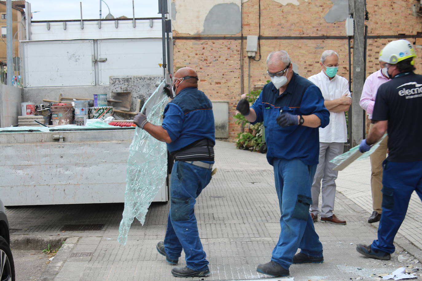 Una sucursal bancaria de Villamayor, en Piloña, ha amanecido este miércoles completamente destrozada. Una explosión cerca de las cuatro de la mañana está detrás de los daños perpetrados durante un robo en el que los ladrones apenas se llevaron unos pocos pocos euros. El modus operandi coincide con otro incidente similar registrado en un banco de Colunga semanas atrás. La Guardia Civil ya investiga los hechos.