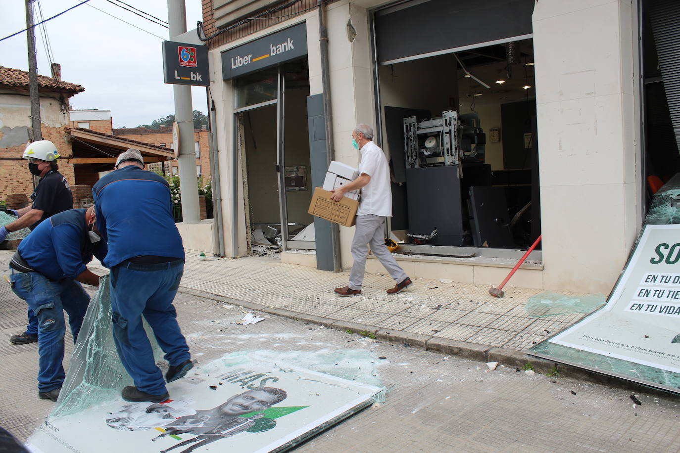 Una sucursal bancaria de Villamayor, en Piloña, ha amanecido este miércoles completamente destrozada. Una explosión cerca de las cuatro de la mañana está detrás de los daños perpetrados durante un robo en el que los ladrones apenas se llevaron unos pocos pocos euros. El modus operandi coincide con otro incidente similar registrado en un banco de Colunga semanas atrás. La Guardia Civil ya investiga los hechos.