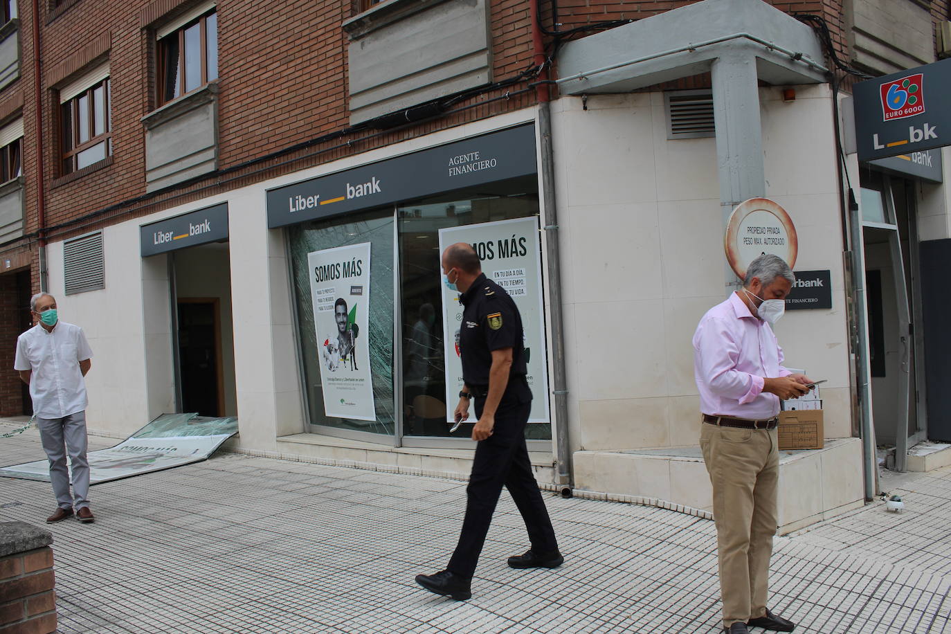 Una sucursal bancaria de Villamayor, en Piloña, ha amanecido este miércoles completamente destrozada. Una explosión cerca de las cuatro de la mañana está detrás de los daños perpetrados durante un robo en el que los ladrones apenas se llevaron unos pocos pocos euros. El modus operandi coincide con otro incidente similar registrado en un banco de Colunga semanas atrás. La Guardia Civil ya investiga los hechos.