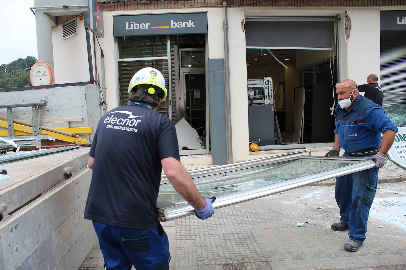 Una sucursal bancaria de Villamayor, en Piloña, ha amanecido este miércoles completamente destrozada. Una explosión cerca de las cuatro de la mañana está detrás de los daños perpetrados durante un robo en el que los ladrones apenas se llevaron unos pocos pocos euros. El modus operandi coincide con otro incidente similar registrado en un banco de Colunga semanas atrás. La Guardia Civil ya investiga los hechos.