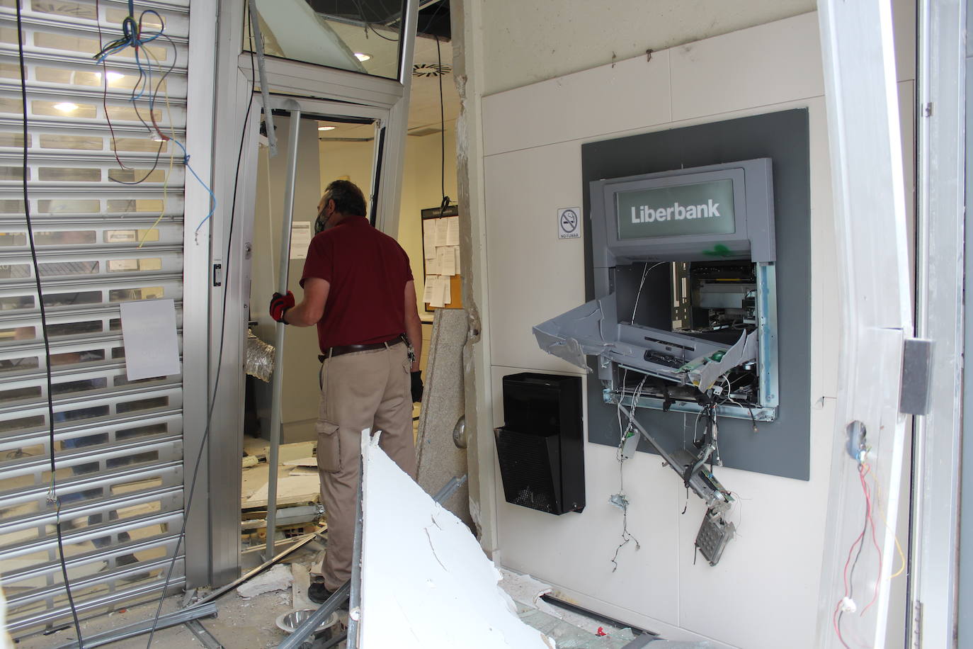 Una sucursal bancaria de Villamayor, en Piloña, ha amanecido este miércoles completamente destrozada. Una explosión cerca de las cuatro de la mañana está detrás de los daños perpetrados durante un robo en el que los ladrones apenas se llevaron unos pocos pocos euros. El modus operandi coincide con otro incidente similar registrado en un banco de Colunga semanas atrás. La Guardia Civil ya investiga los hechos.