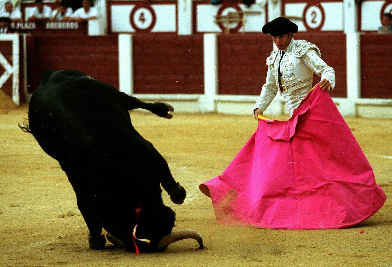 La plaza de toros de Gijón, inaugurada en 1888, ha funcionado de forma prácticamente ininterrumpida durante siete décadas. Por diferentes circunstancias, incluido el paréntesis de la Guerra Civil, no hubo corridas en 1915, 1936, 1937, 1938, 1939 y 1940. Grandes matadores como José Tomás, Manolete o Morante de la Puebla han toreado entre sus muros ofreciendo al gran público un espectáculo tan dramático como estimulante.