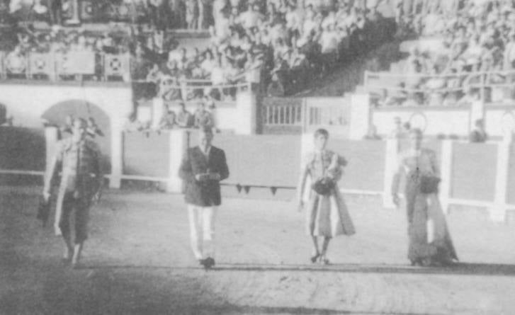 La plaza de toros de Gijón, inaugurada en 1888, ha funcionado de forma prácticamente ininterrumpida durante siete décadas. Por diferentes circunstancias, incluido el paréntesis de la Guerra Civil, no hubo corridas en 1915, 1936, 1937, 1938, 1939 y 1940. Grandes matadores como José Tomás, Manolete o Morante de la Puebla han toreado entre sus muros ofreciendo al gran público un espectáculo tan dramático como estimulante.