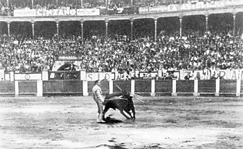 La plaza de toros de Gijón, inaugurada en 1888, ha funcionado de forma prácticamente ininterrumpida durante siete décadas. Por diferentes circunstancias, incluido el paréntesis de la Guerra Civil, no hubo corridas en 1915, 1936, 1937, 1938, 1939 y 1940. Grandes matadores como José Tomás, Manolete o Morante de la Puebla han toreado entre sus muros ofreciendo al gran público un espectáculo tan dramático como estimulante.