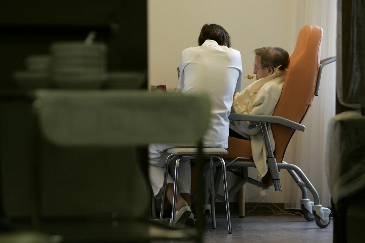 La atención sociosanitaria en residencias y a domicilio es un nicho laboral. 