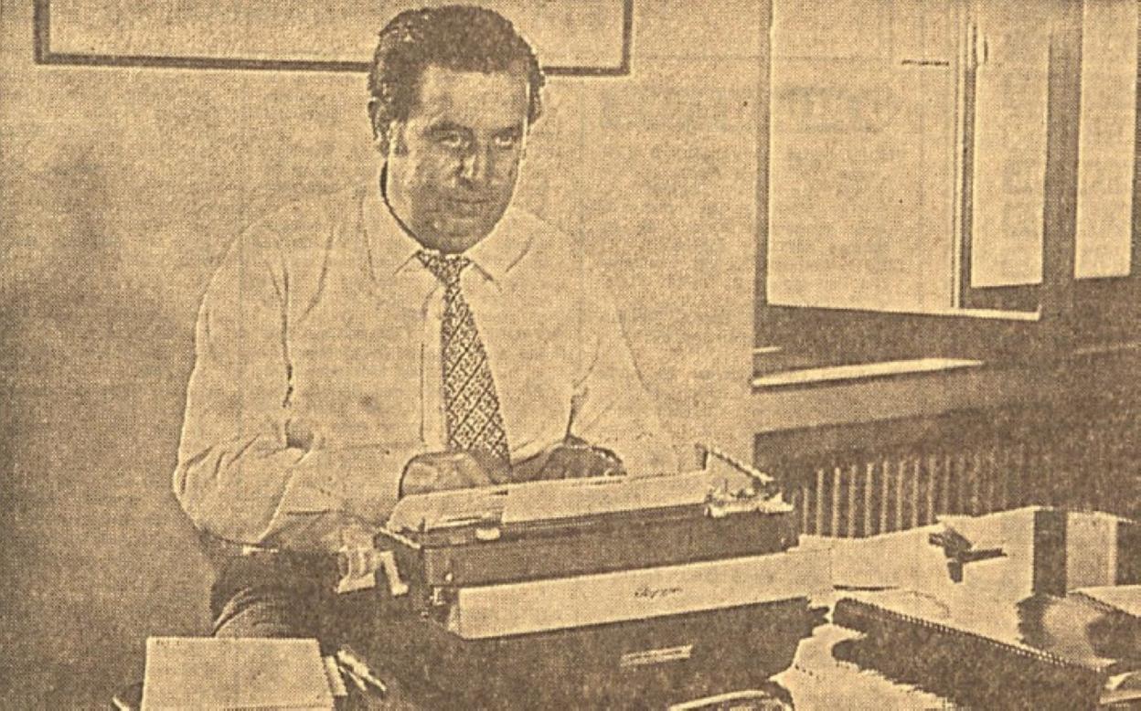 Arturo Arias, ante su máquina de escribir.