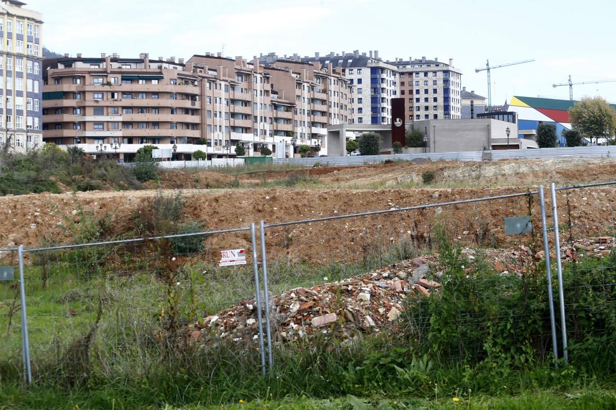 Parcela donde se construirá el instituto de la Zona Oeste, ubicada enfrente de la iglesia de San Antonio de Padua. 