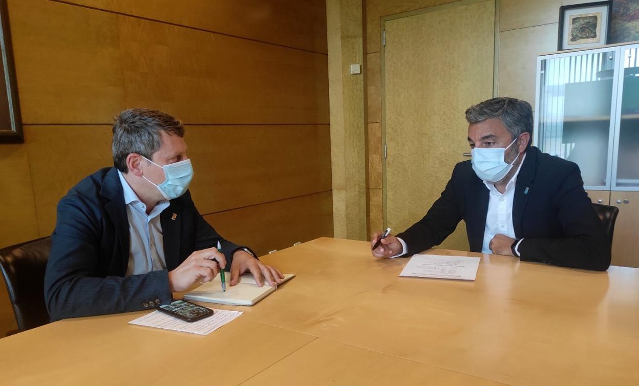 José Ramón Feito, a la izquierda, en el encuentro con el consejero Alejandro Calvo en Oviedo. 